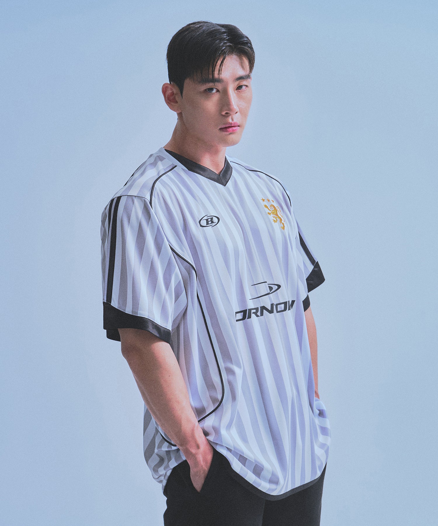 【5/30 Release】SYMBOL B SOCCER STRIPE JERSEY [WHITE]