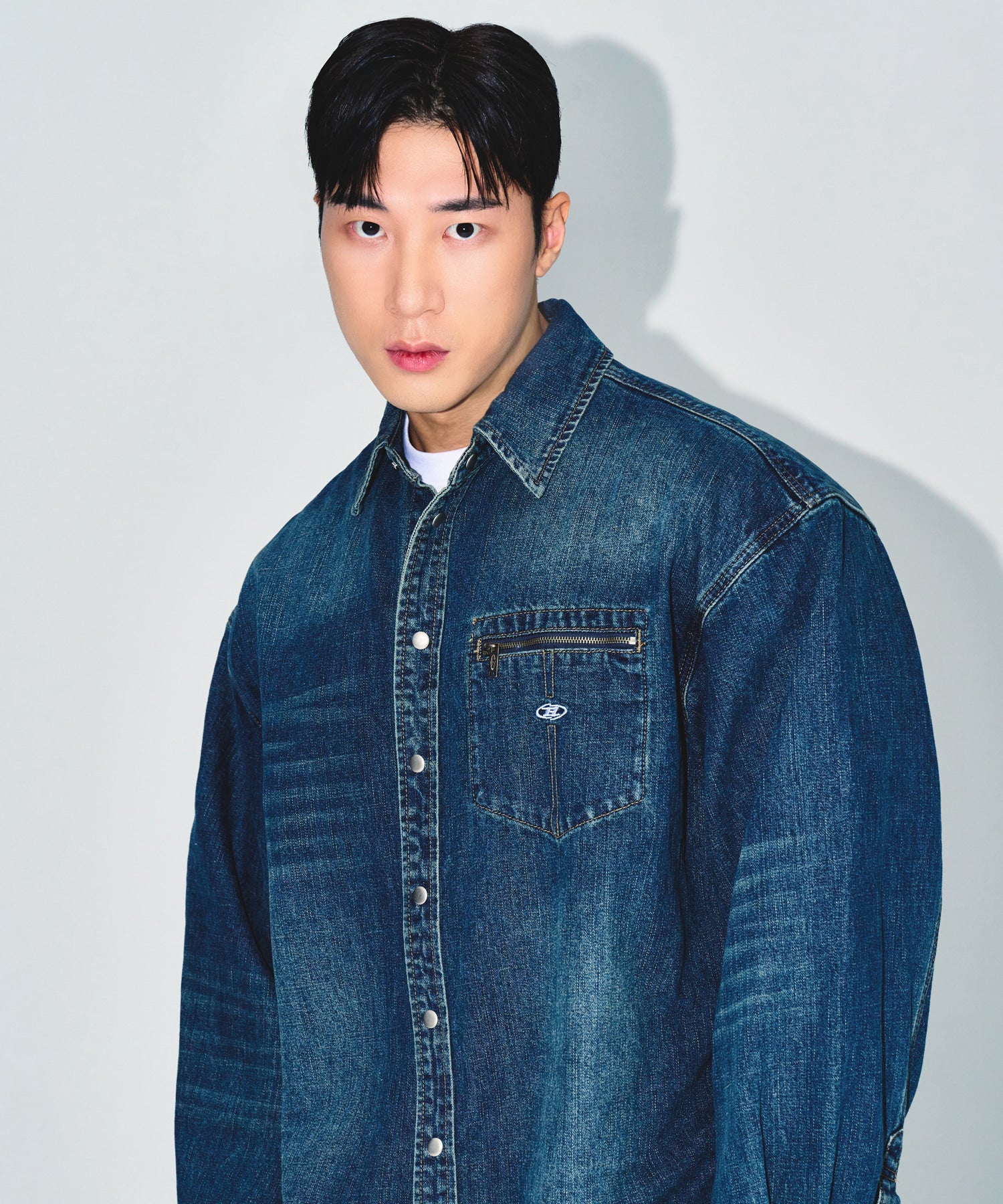 【予約販売：ご注文より1～3週間後に発送予定】WASHED DENIM OVER FIT SHIRTS [MID DENIM]