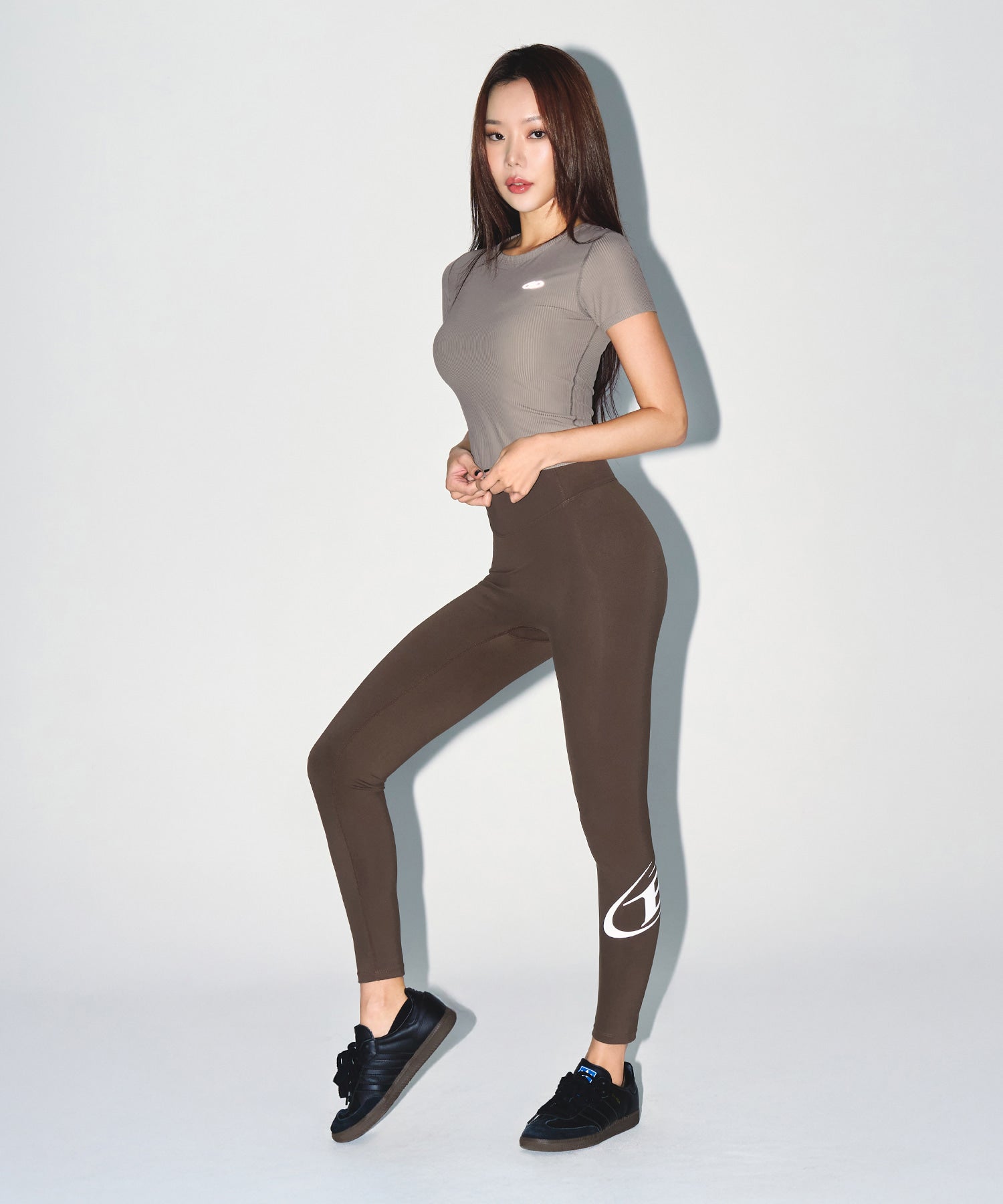 【予約販売：ご注文より1～3週間後に発送予定】W FITNESS RIBBED T-SHIRTS [BROWN]