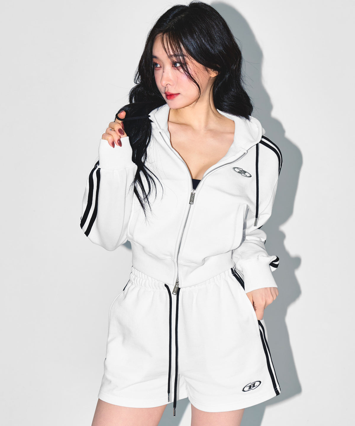【韓国限定】W CHROME B TRACK LINE CROP HOODIE ZIP-UP [WHITE]