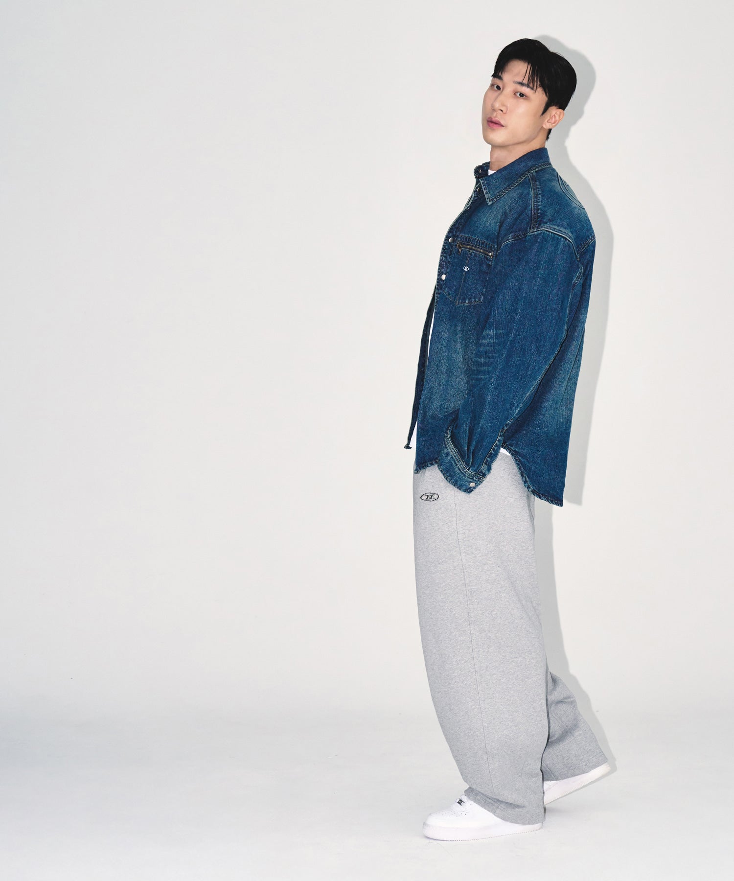 【予約販売：ご注文より1～3週間後に発送予定】WASHED DENIM OVER FIT SHIRTS [MID DENIM]