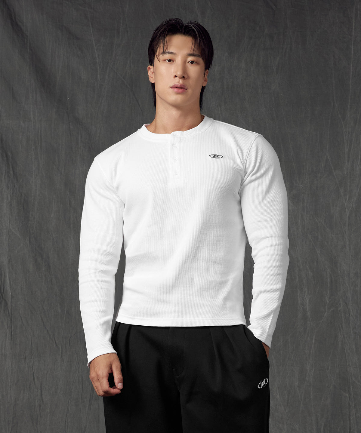 【韓国限定】B PENDANT HENRY NECK WAFFLE LONG SLEEVE [WHITE]
