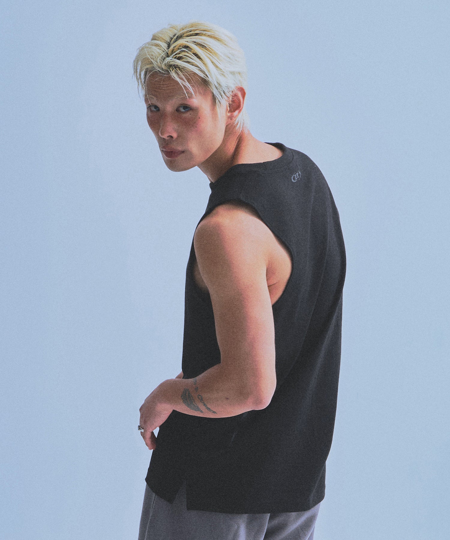 【5/9 release】TRIBAL COMFORT FIT SLEEVLESS [BLACK]