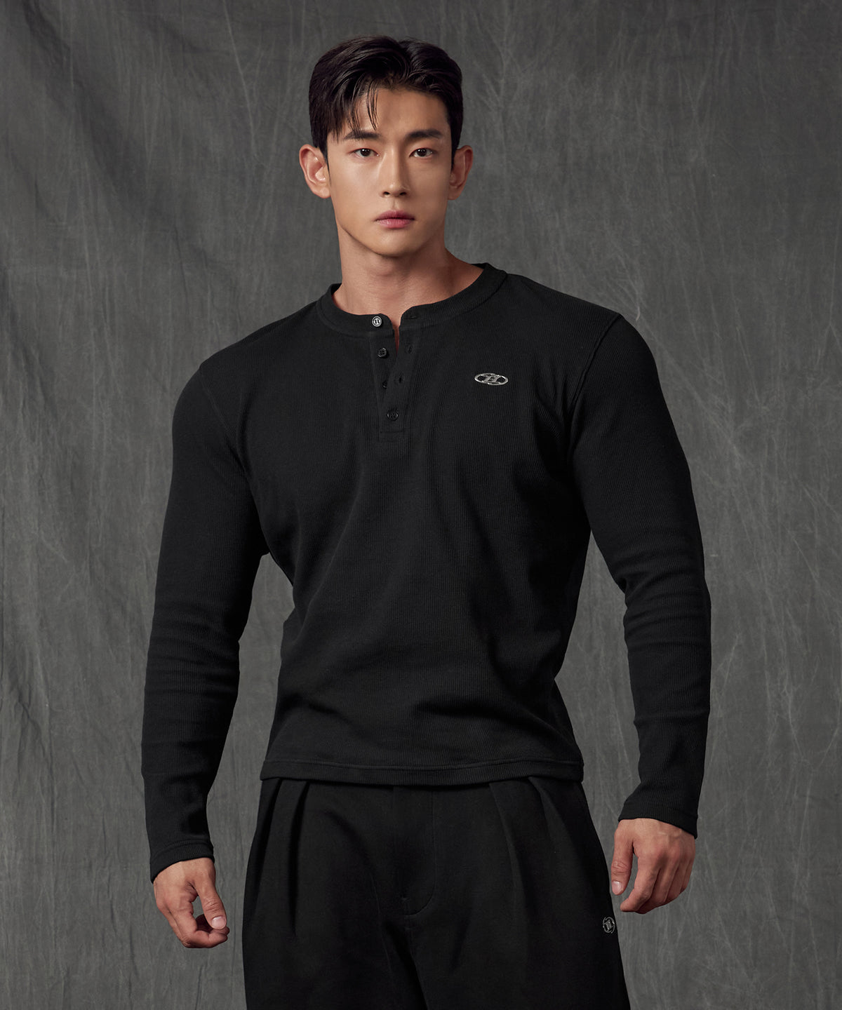 【韓国限定】B PENDANT HENRY NECK WAFFLE LONG SLEEVE [BLACK]