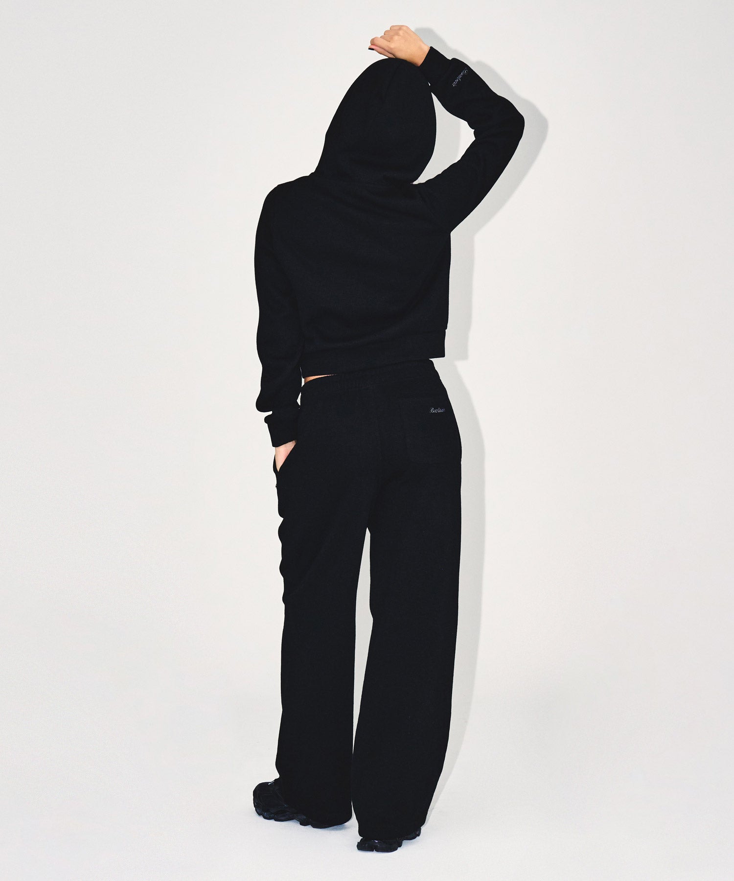 【予約販売：ご注文より1～3週間後に発送予定】W KNIT LIKE SEMI CROP HOODIE ZIP-UP [BLACK]
