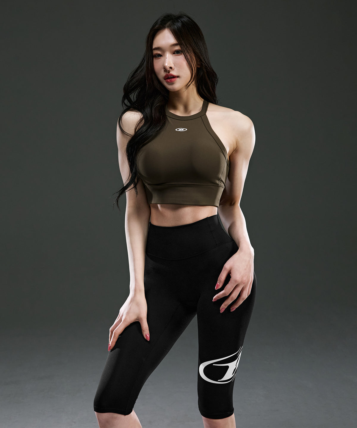 【予約販売：ご注文より1～3週間後に発送予定】W SYMBOL B HALTER BRA TOP [BROWN]