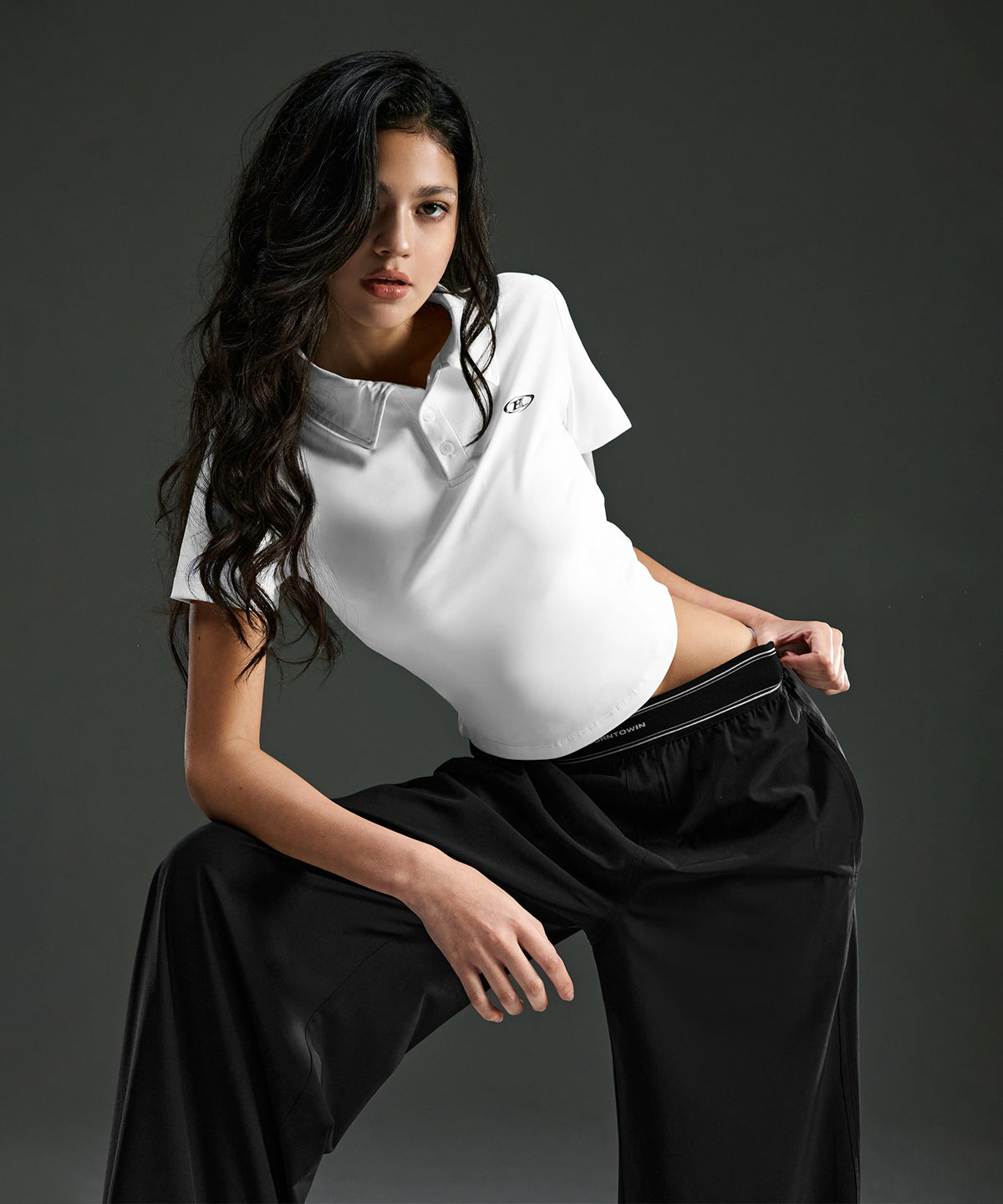 W SYMBOL B STRETCH COLLAR T-SHIRTS [WHITE]