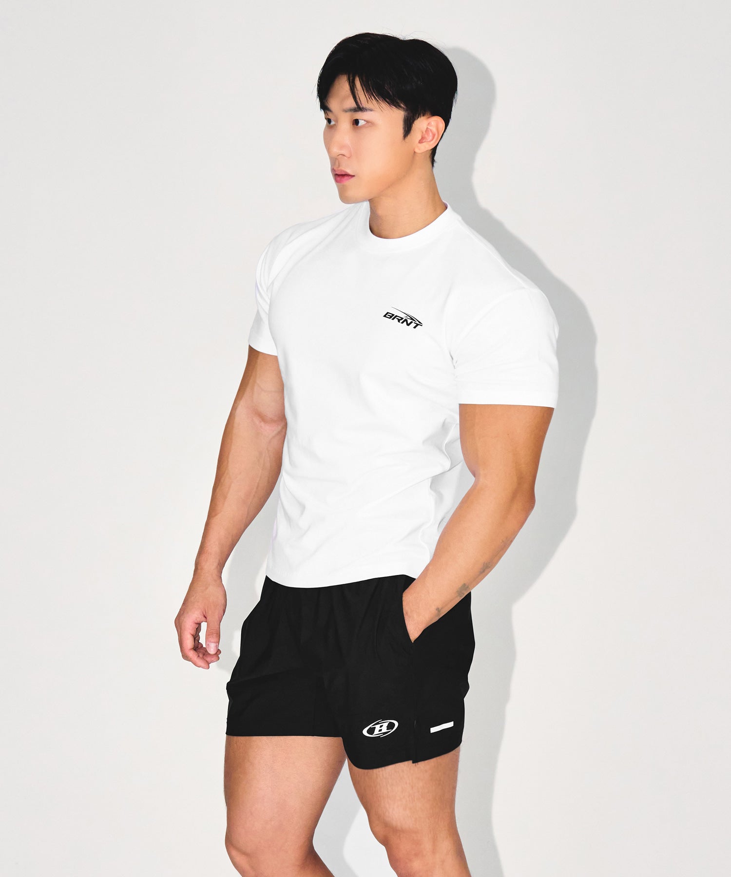 【予約販売：ご注文より1～3週間後に発送予定】BRNT BACK LOGO MUSCLE FIT T-SHIRTS [WHITE]