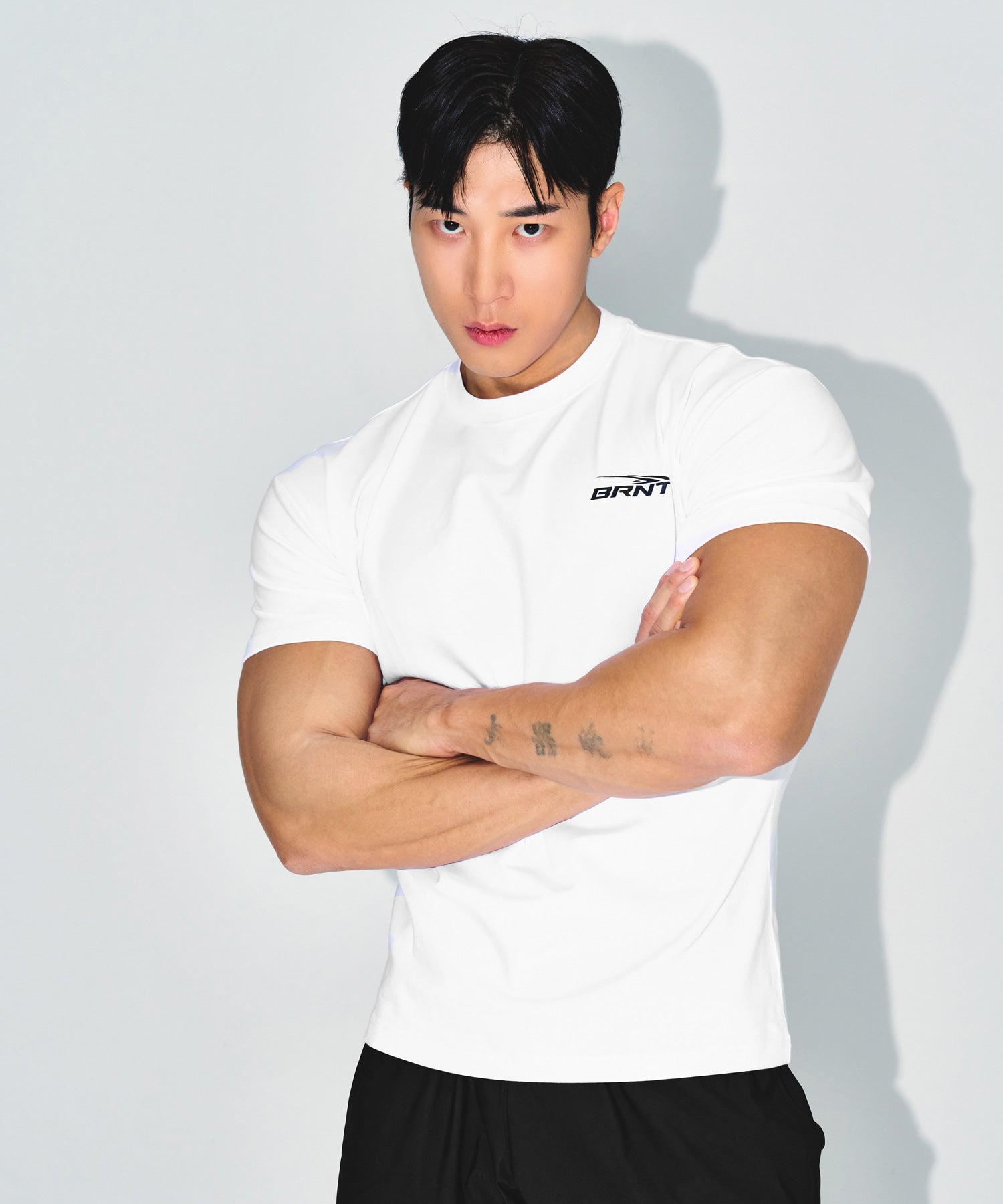 【予約販売：ご注文より1～3週間後に発送予定】BRNT BACK LOGO MUSCLE FIT T-SHIRTS [WHITE]
