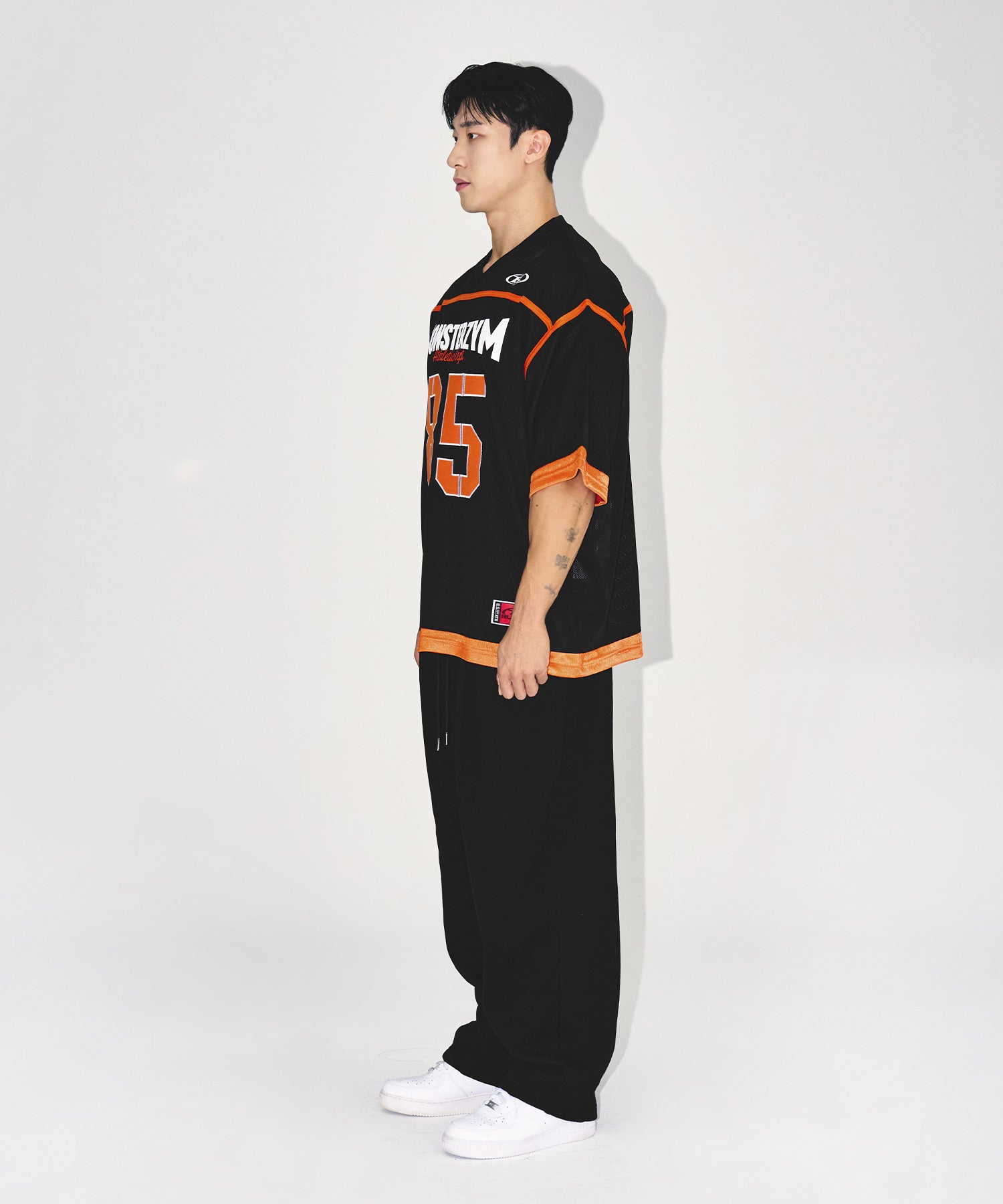 【予約販売：ご注文より1～3週間後に発送予定】MONSTERZYM 85 RUGBY JERSEY [BLACK]