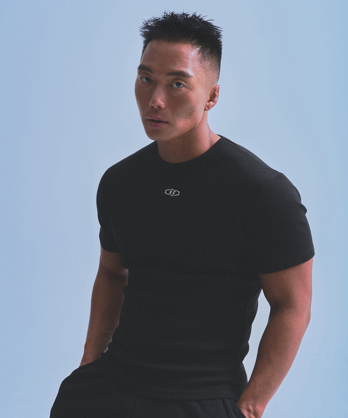 【韓国限定】RIBBED B PENDANT MUSCLE FIT T-SHIRTS [BLACK]