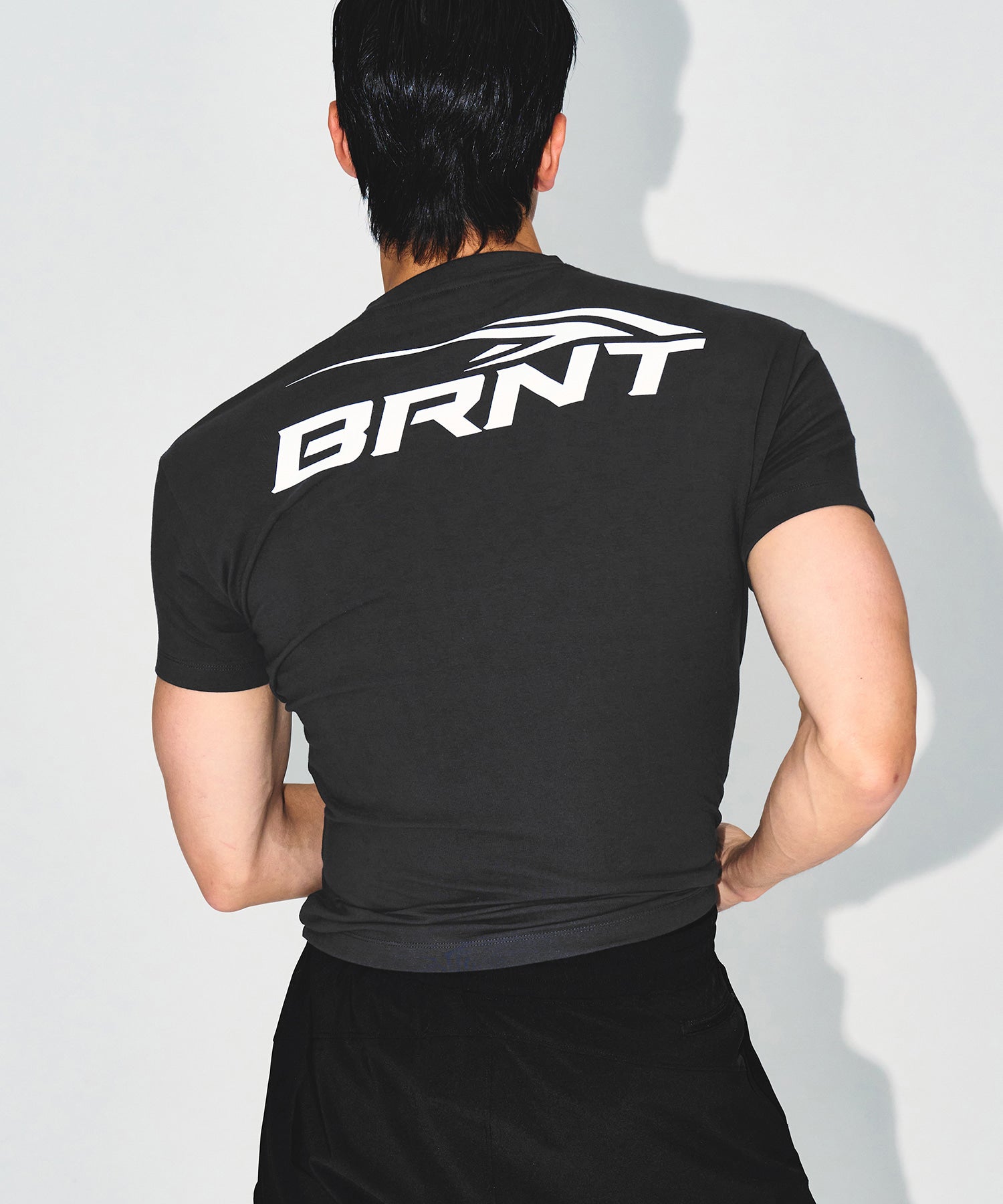 【予約販売：ご注文より1～3週間後に発送予定】BRNT BACK LOGO MUSCLE FIT T-SHIRTS [CHARCOAL]