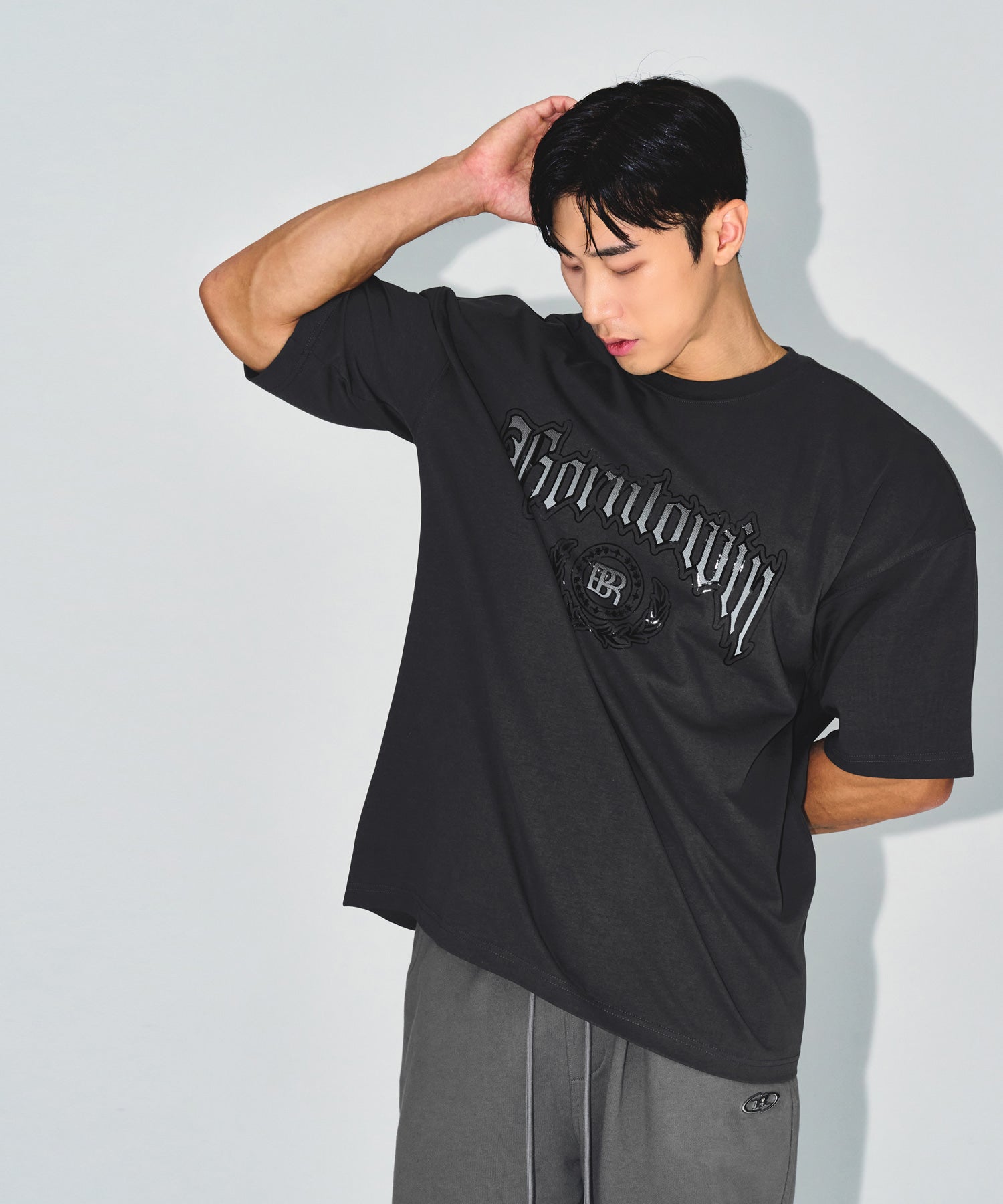 【予約販売：ご注文より1～3週間後に発送予定】EMBLEM LOGO SEMI OVER FIT T-SHIRTS [CHARCOAL]