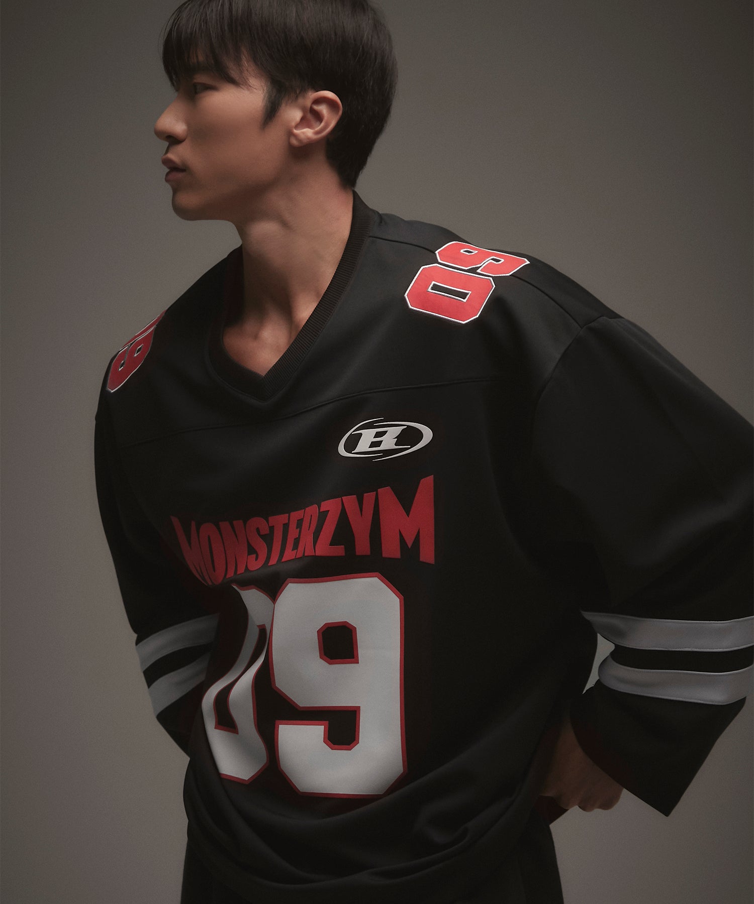 【予約販売：ご注文より1～3週間後に発送予定】MONSTERZYM HOCKEY JERSEY [BLACK]