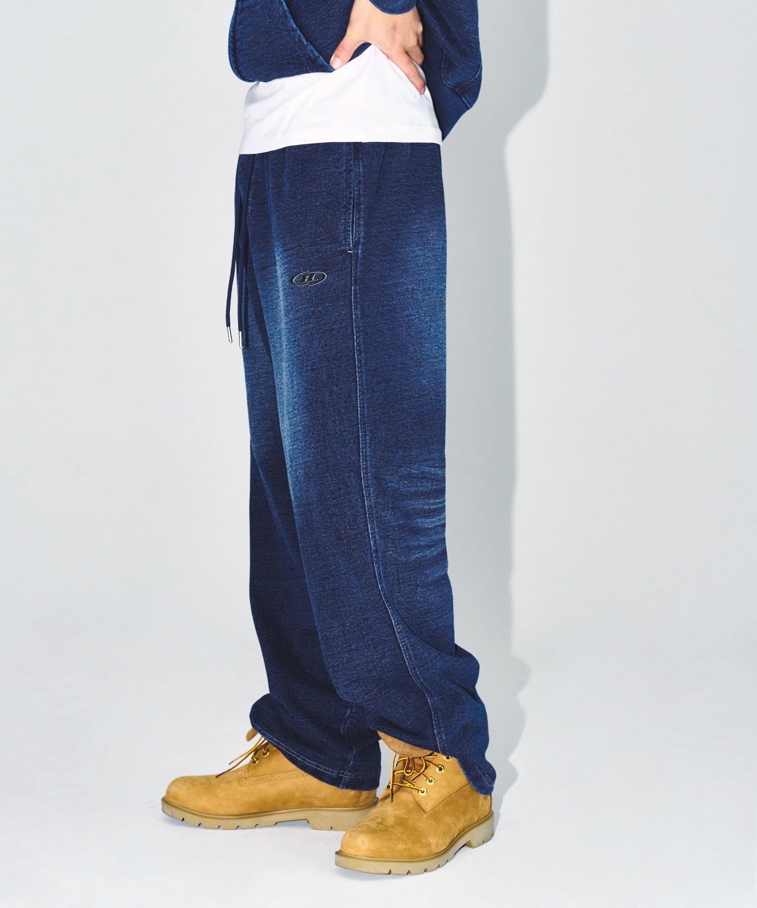 【予約販売：ご注文より1～3週間後に発送予定】DENIM LIKE SWEAT PANTS [MID DENIM]