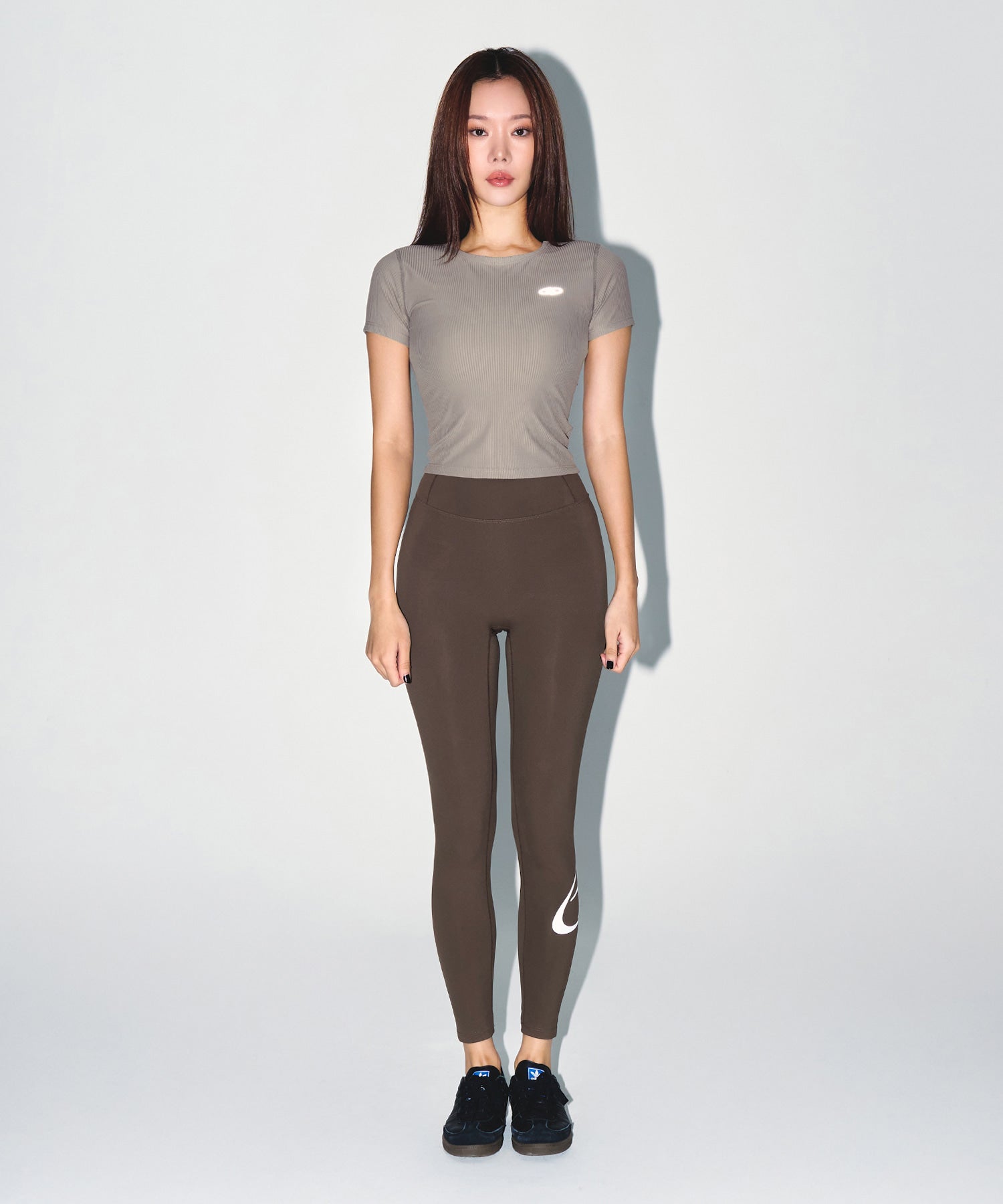 【予約販売：ご注文より1～3週間後に発送予定】W FITNESS RIBBED T-SHIRTS [BROWN]