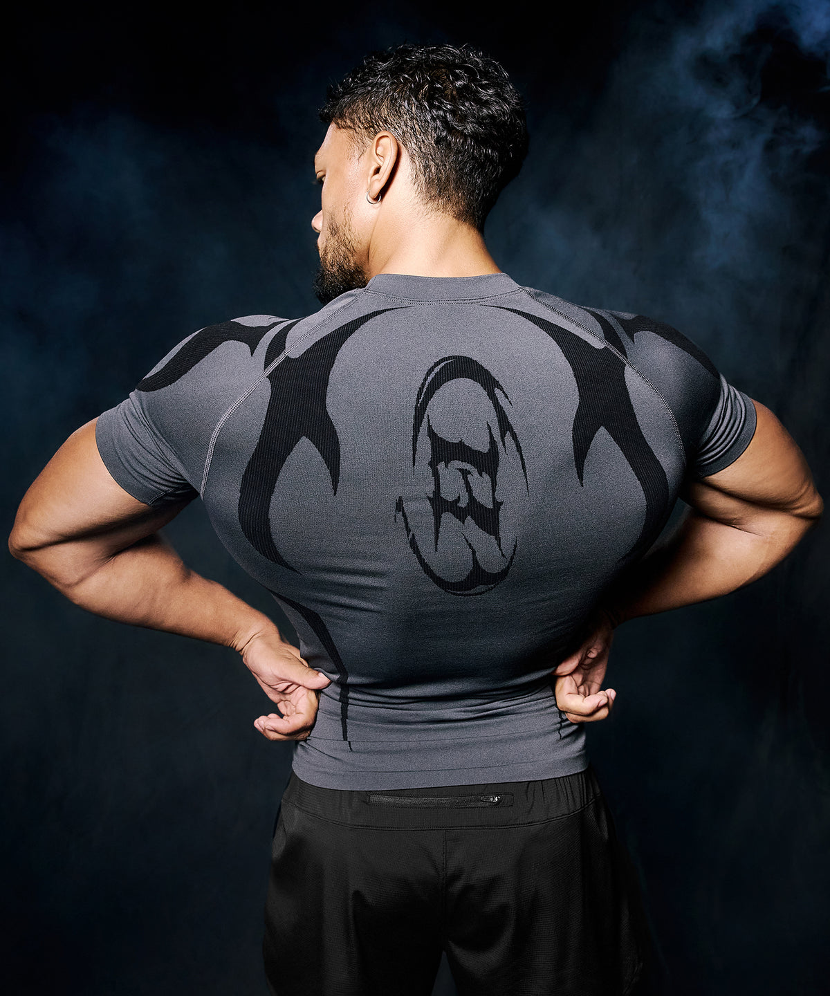 【韓国限定】TRIBAL ECLIPSE SEAMLESS SHORT SLEEVE [CHARCOAL]