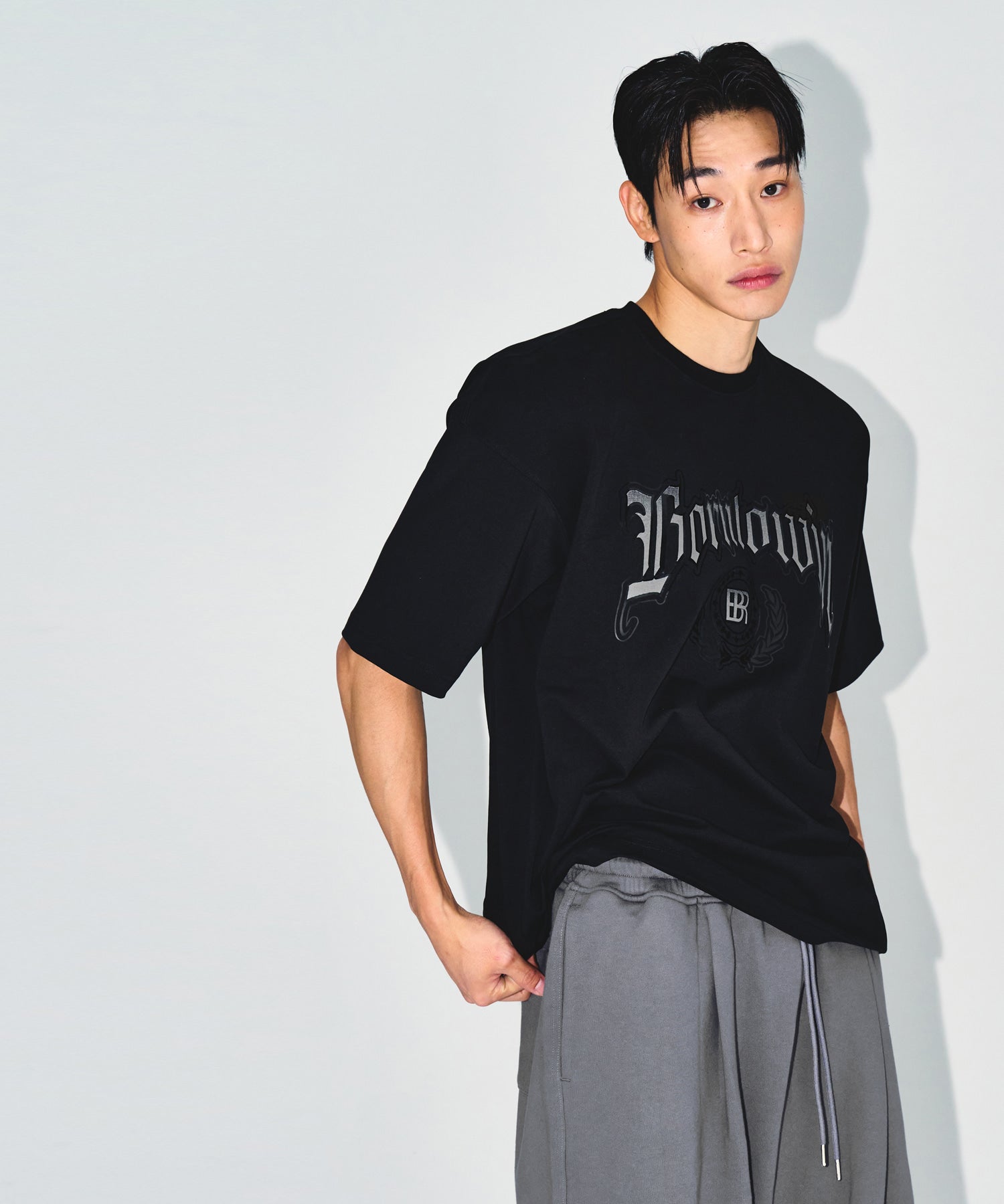 【予約販売：ご注文より1～3週間後に発送予定】EMBLEM LOGO SEMI OVER FIT T-SHIRTS [BLACK]