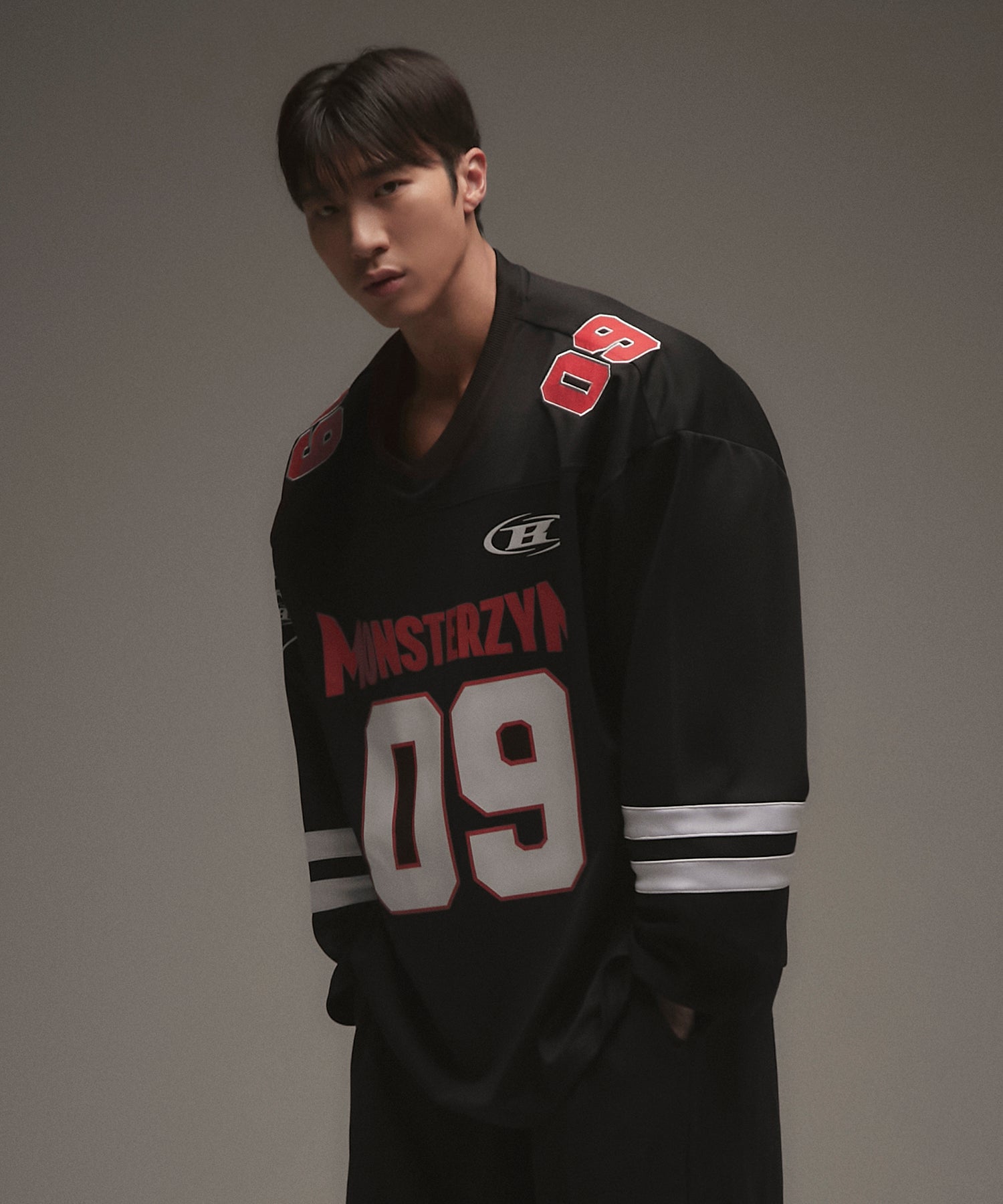 【予約販売：ご注文より1～3週間後に発送予定】MONSTERZYM HOCKEY JERSEY [BLACK]