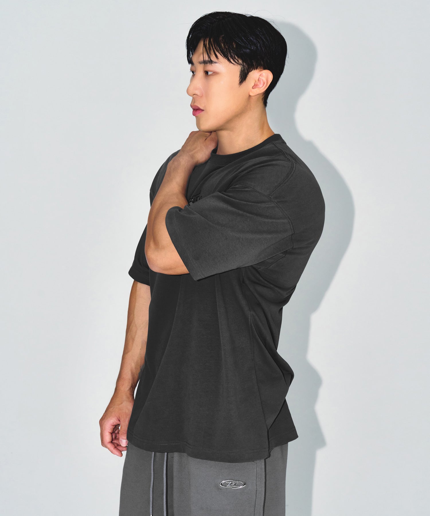 【予約販売：ご注文より1～3週間後に発送予定】EMBLEM LOGO SEMI OVER FIT T-SHIRTS [CHARCOAL]