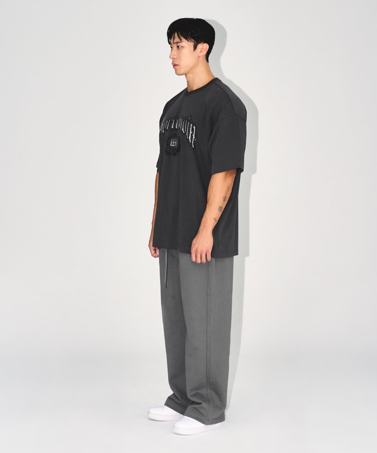 【予約販売：ご注文より1～3週間後に発送予定】EMBLEM LOGO SEMI OVER FIT T-SHIRTS [CHARCOAL]