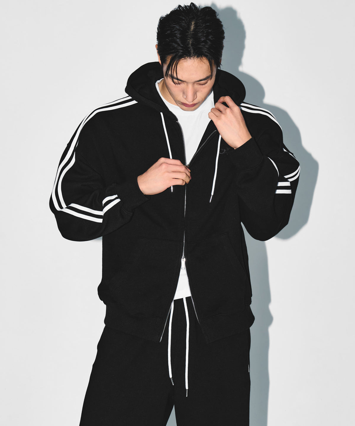 【韓国限定】CHROME B TRACK LINE HOODIE ZIP-UP [BLACK]