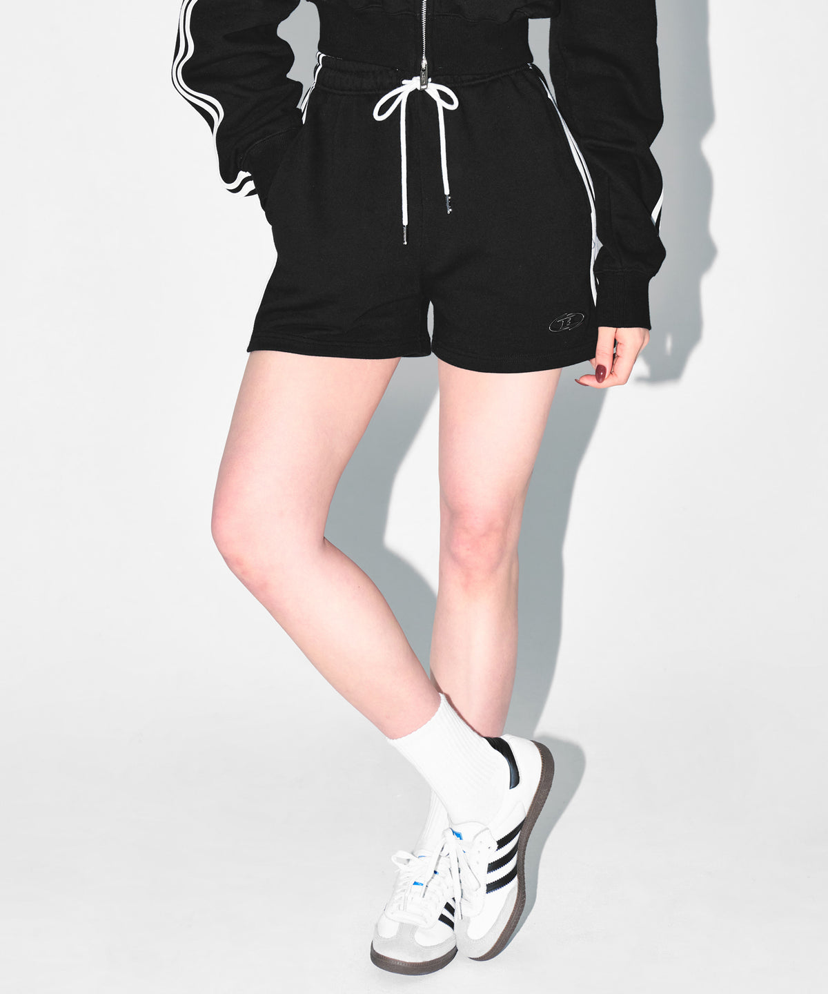 【韓国限定】W CHROME B TRACK LINE SHORTS [BLACK]