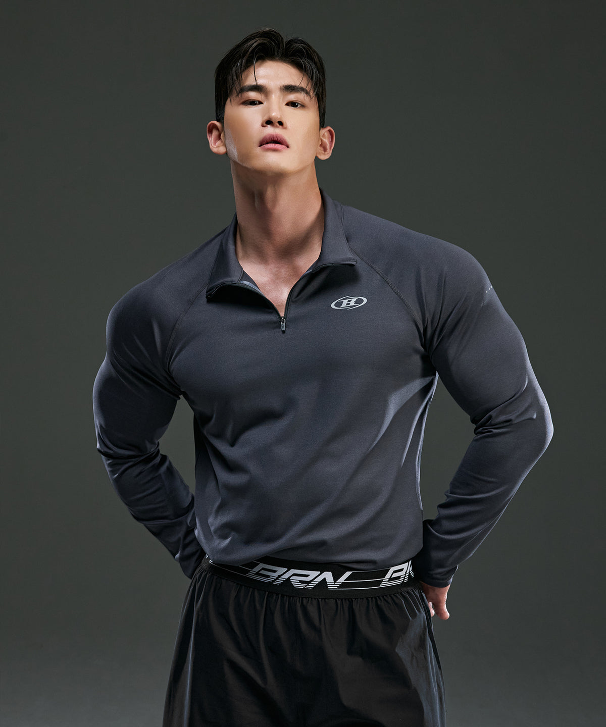 【韓国限定】SYMBOL B SEMI MUSCLE FIT HALF ZIP-UP LONG SLEEVE [CHARCOAL]