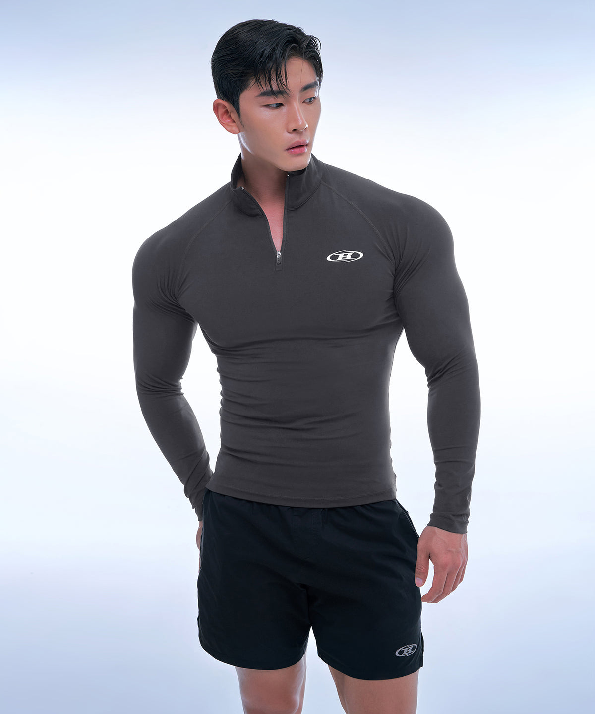【韓国限定】SYMBOL B MUSCLE FIT HALF ZIP-UP LONGSLEEVE [CHARCOAL]