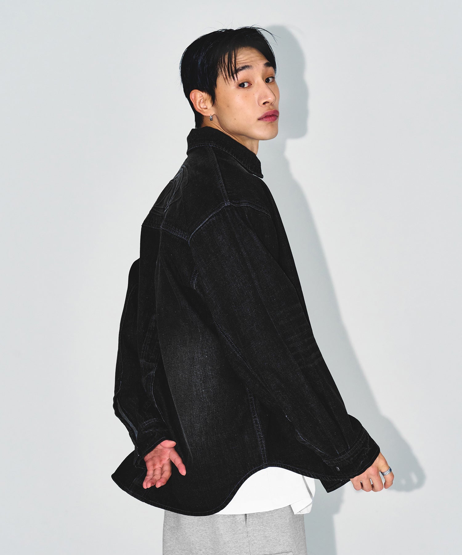 【予約販売：ご注文より1～3週間後に発送予定】WASHED DENIM OVER FIT SHIRTS [BLACK DENIM]