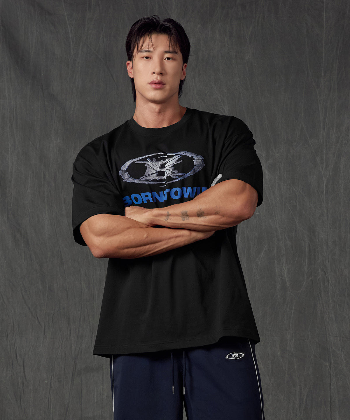 【韓国限定】DAMAGED SYMBOL B LOGO T-SHIRTS [BLACK]