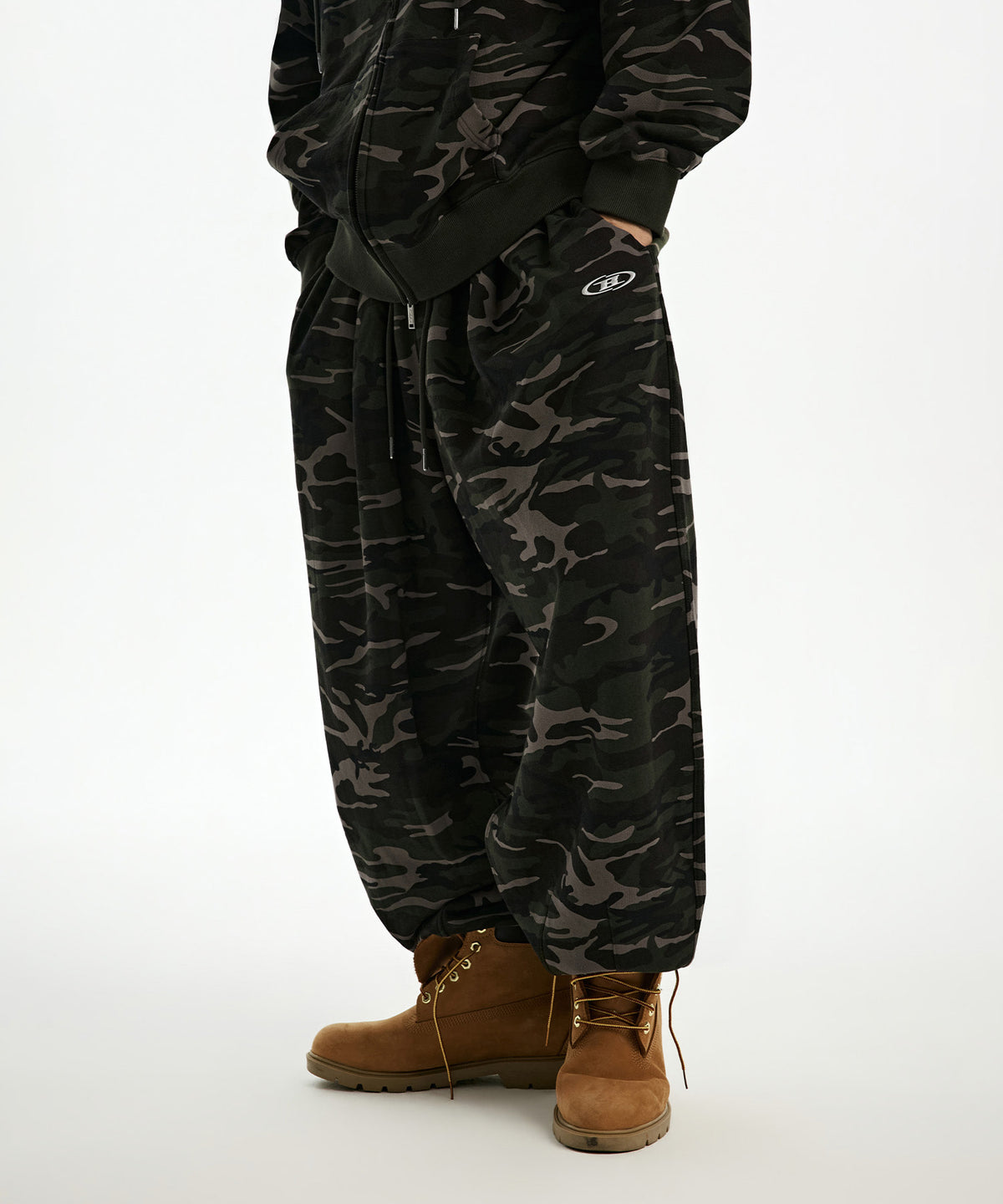 【予約販売：ご注文より1～3週間後に発送予定】CHROME B MAXI WIDE PANTS [CAMO]
