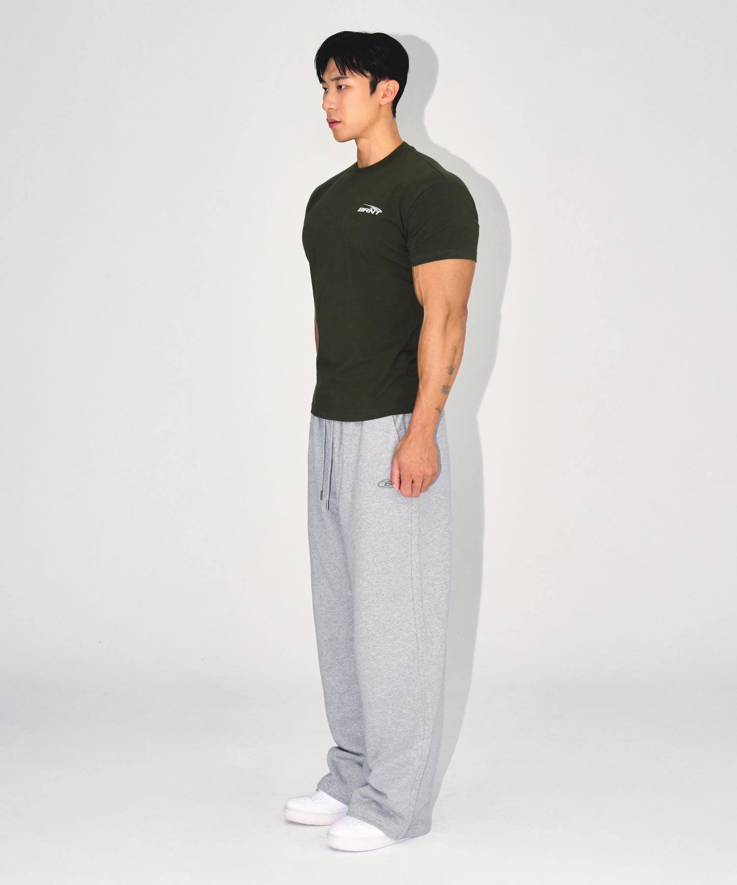 【予約販売：ご注文より1～3週間後に発送予定】BRNT BACK LOGO MUSCLE FIT T-SHIRTS [KHAKI]