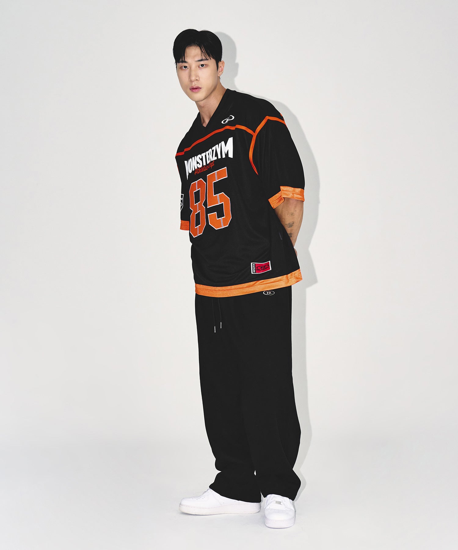 【予約販売：ご注文より1～3週間後に発送予定】MONSTERZYM 85 RUGBY JERSEY [BLACK]