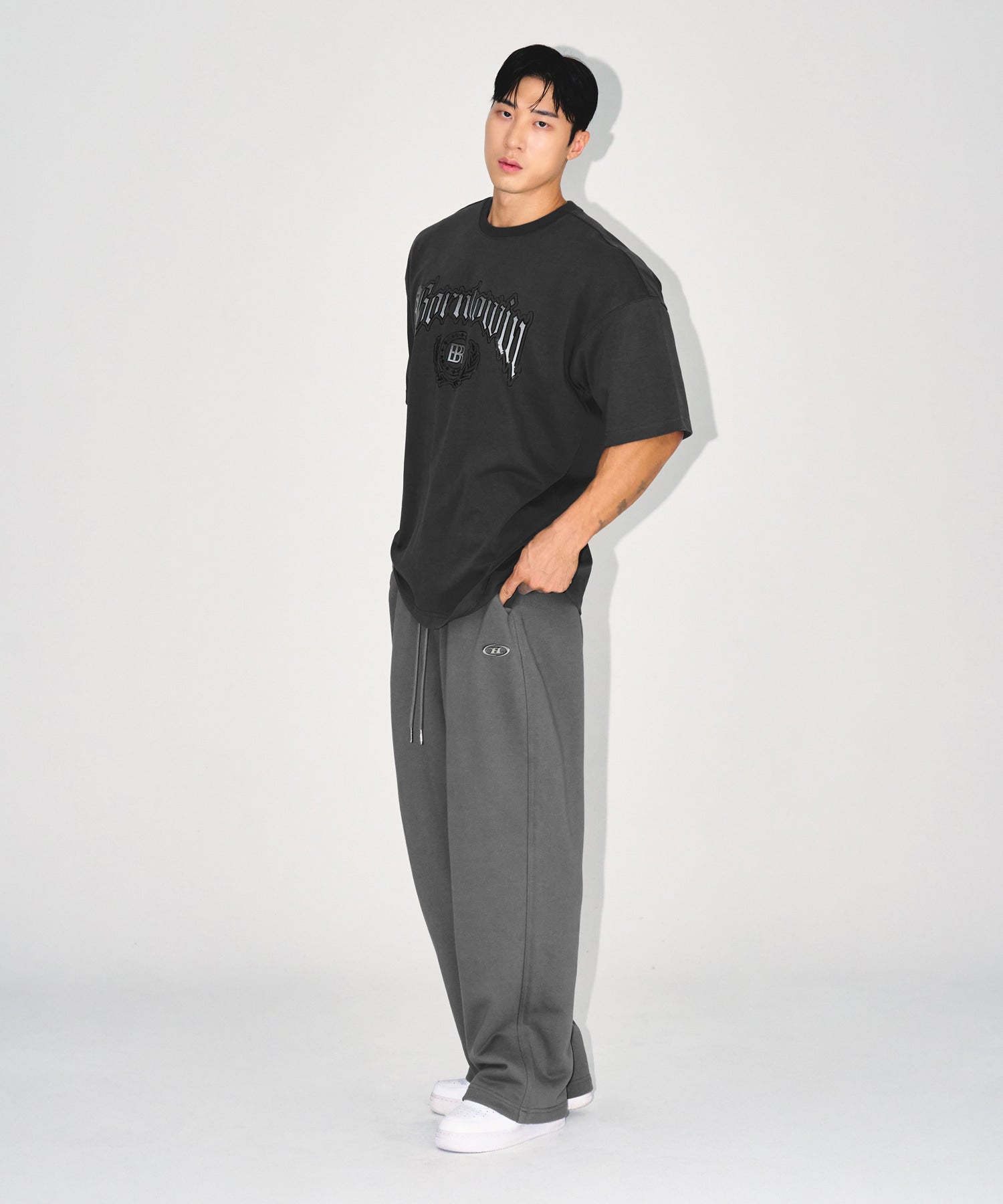 【予約販売：ご注文より1～3週間後に発送予定】EMBLEM LOGO SEMI OVER FIT T-SHIRTS [CHARCOAL]