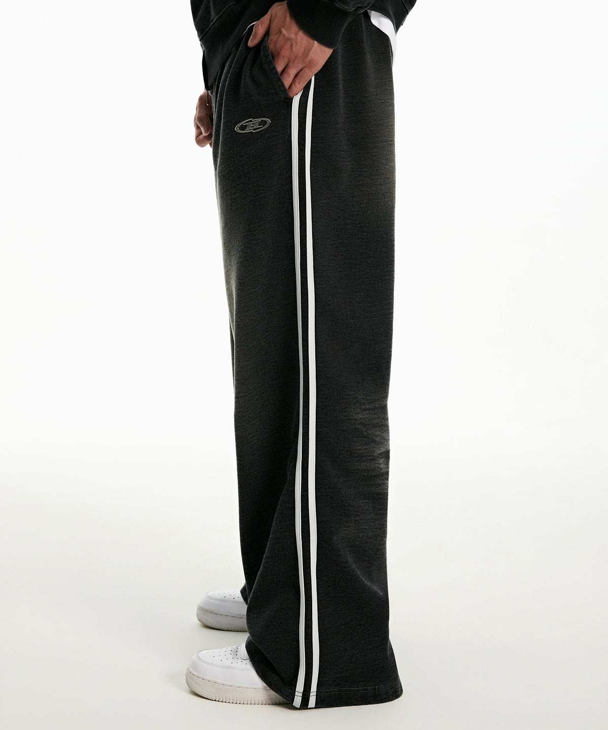 【韓国限定】DENIM LIKE TRACK LINE SWEAT PANTS [BLACK DENIM]