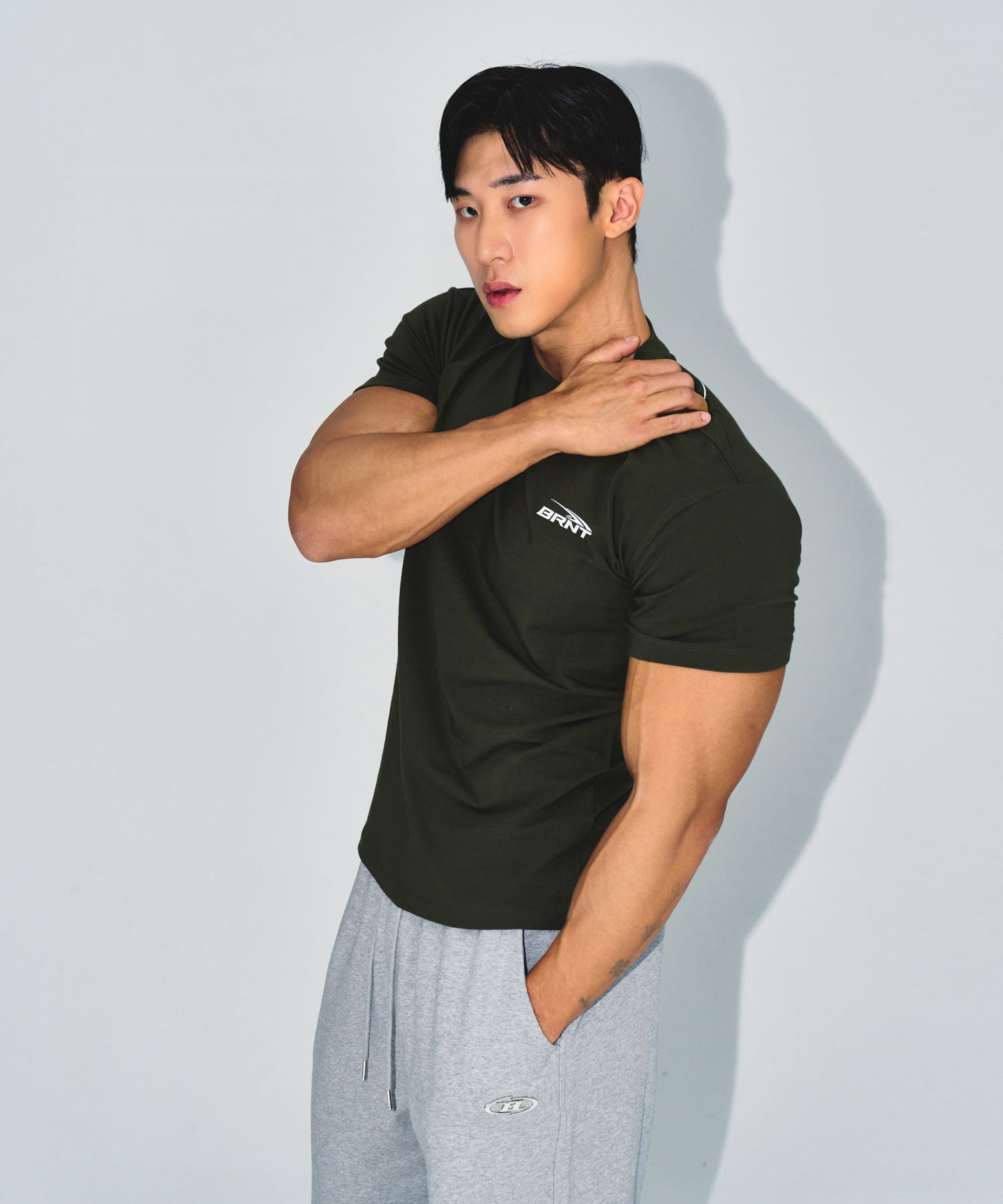 【予約販売：ご注文より1～3週間後に発送予定】BRNT BACK LOGO MUSCLE FIT T-SHIRTS [KHAKI]