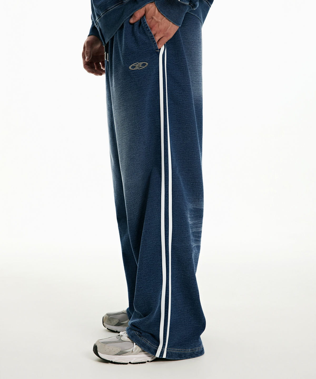 【韓国限定】DENIM LIKE TRACK LINE SWEAT PANTS [MID DENIM]