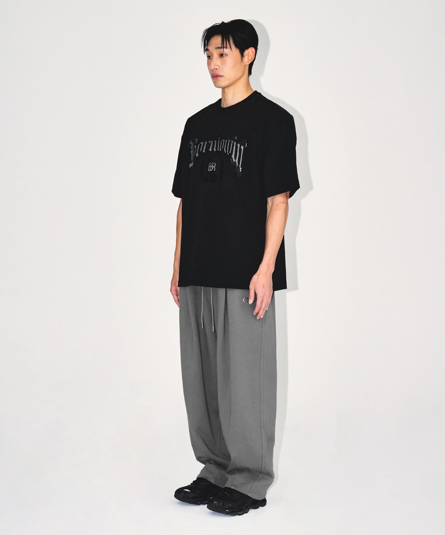【予約販売：ご注文より1～3週間後に発送予定】EMBLEM LOGO SEMI OVER FIT T-SHIRTS [BLACK]