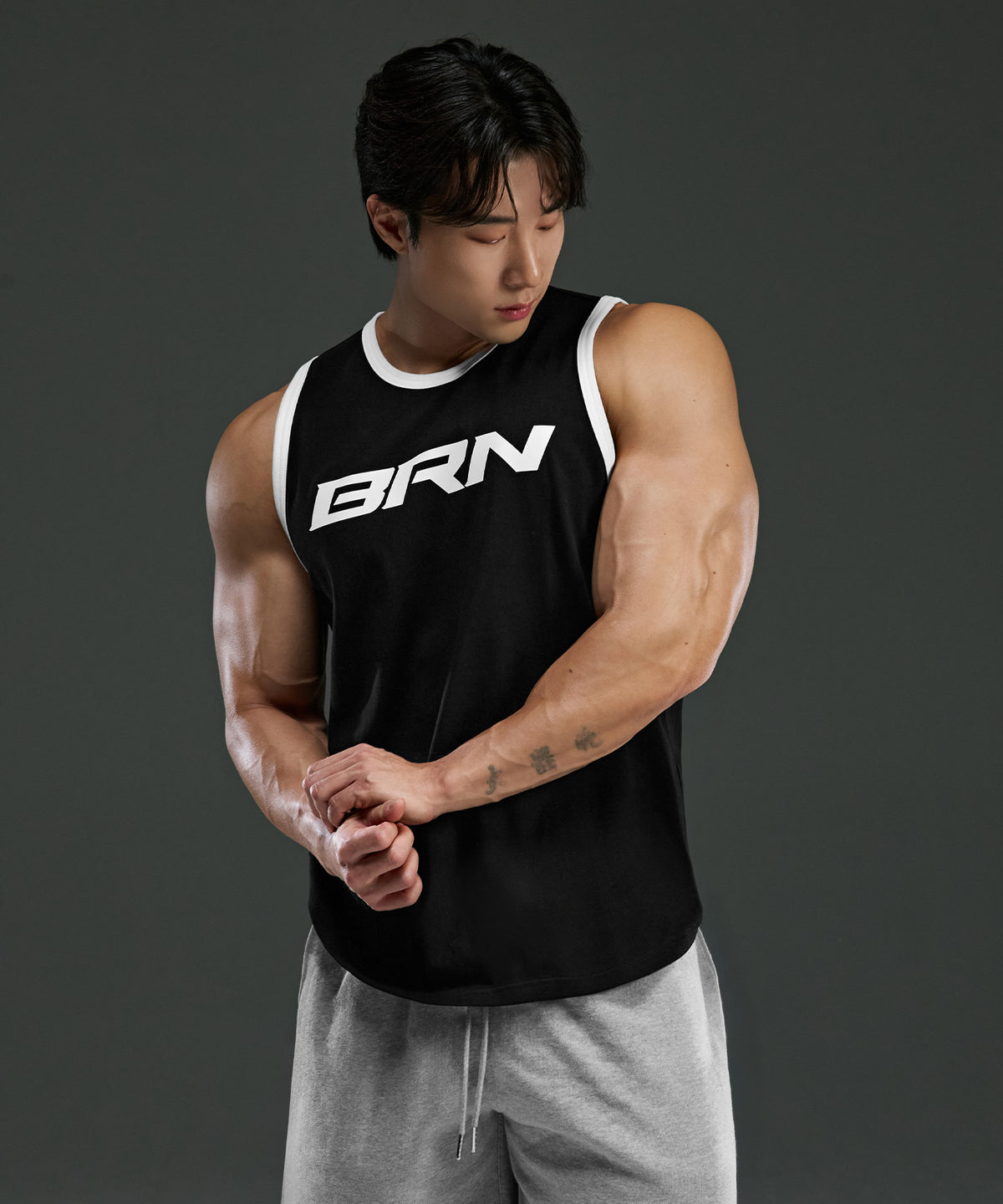 BRN COMFORT FIT SLEEVELESS [BLACK]
