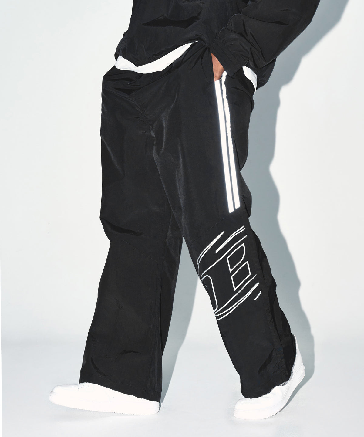 【韓国限定】REFLECTIVE LINE BIG SYMBOL WIDE PANTS [BLACK]