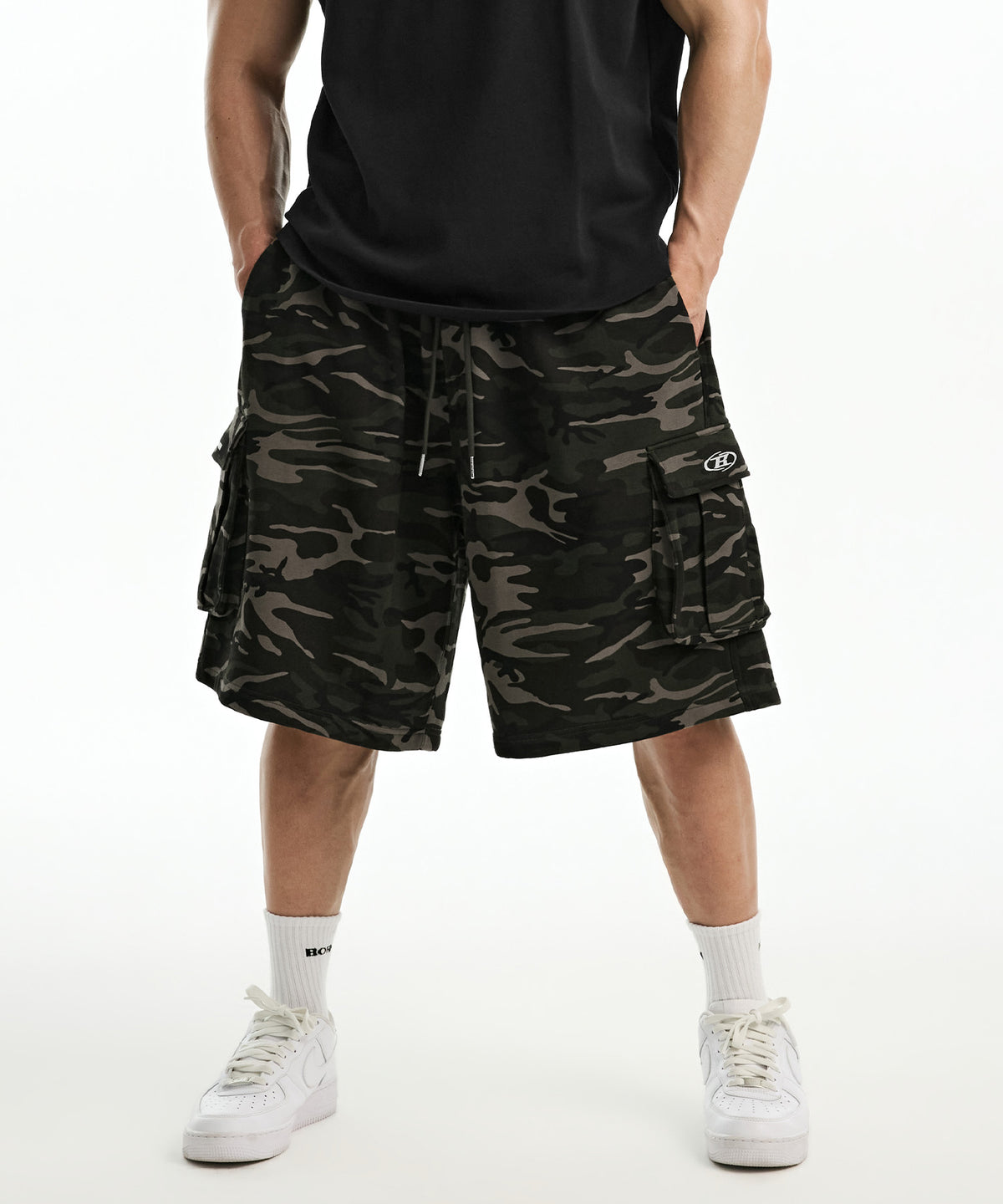 【予約販売：ご注文より1～3週間後に発送予定】SYMBOL LOGO CARGO BERMUDA PANTS [CAMO]