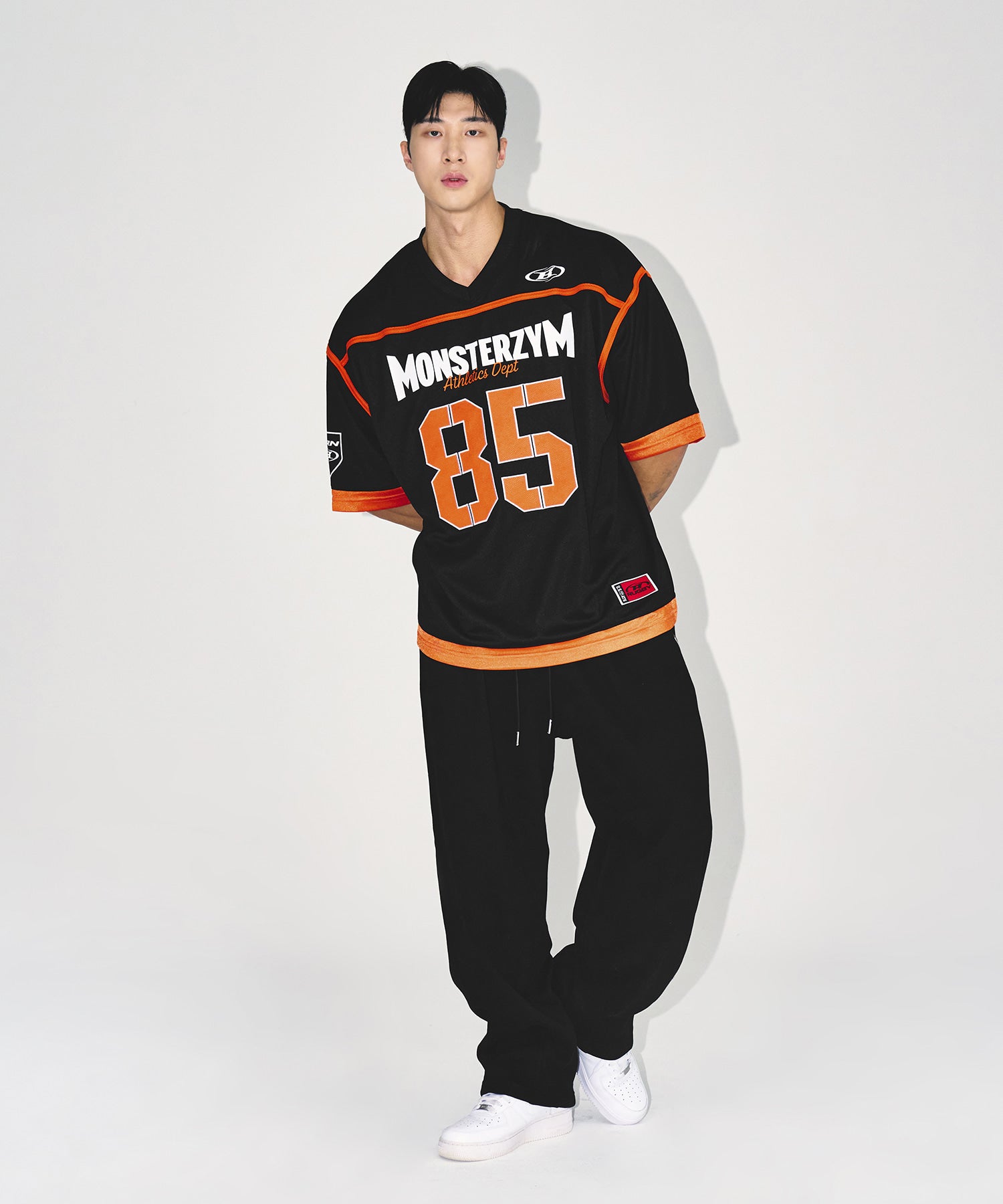 【予約販売：ご注文より1～3週間後に発送予定】MONSTERZYM 85 RUGBY JERSEY [BLACK]