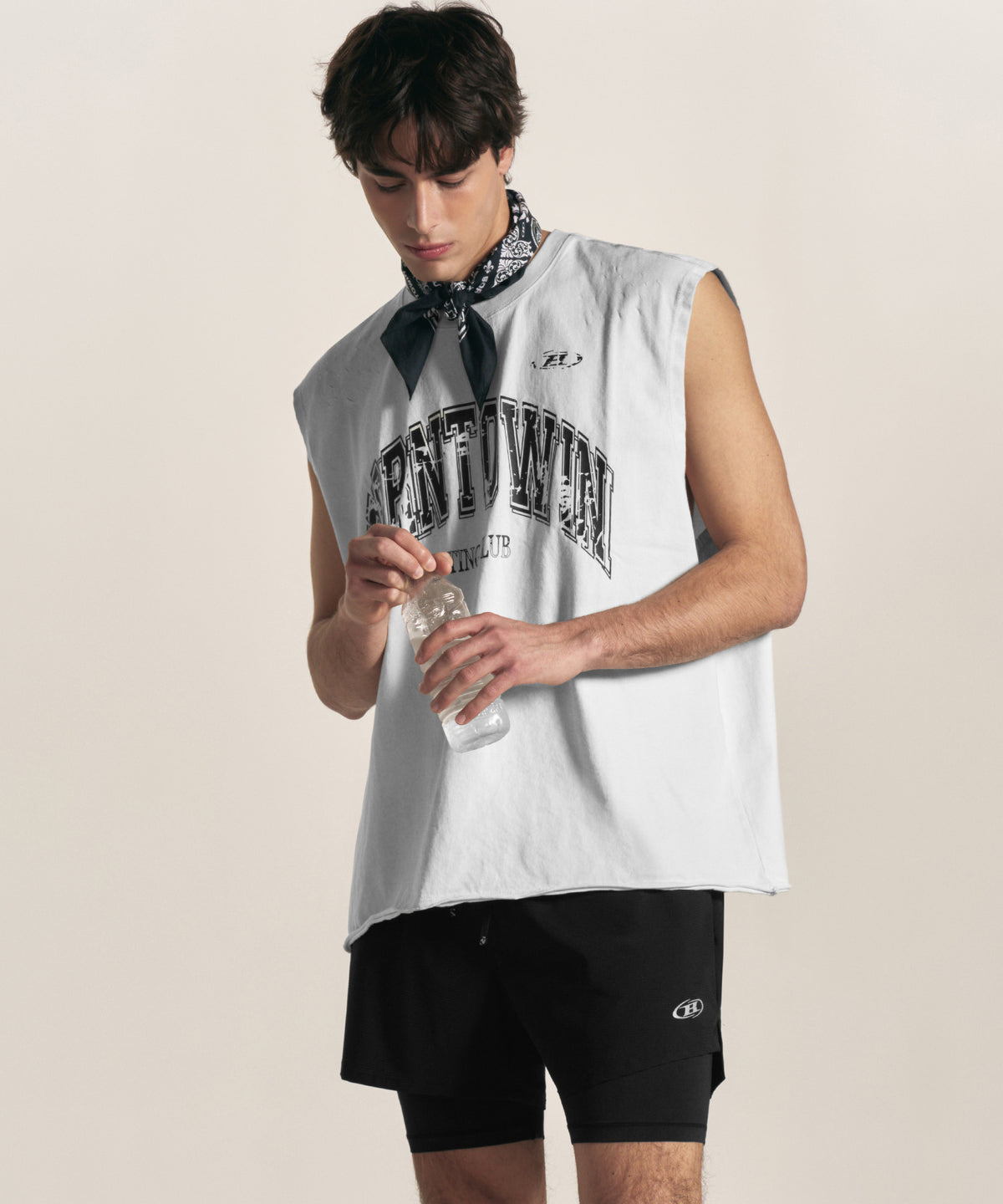 【韓国限定】CRACK LOGO GARMENT DYED SLEEVELESS [OFF WHITE]