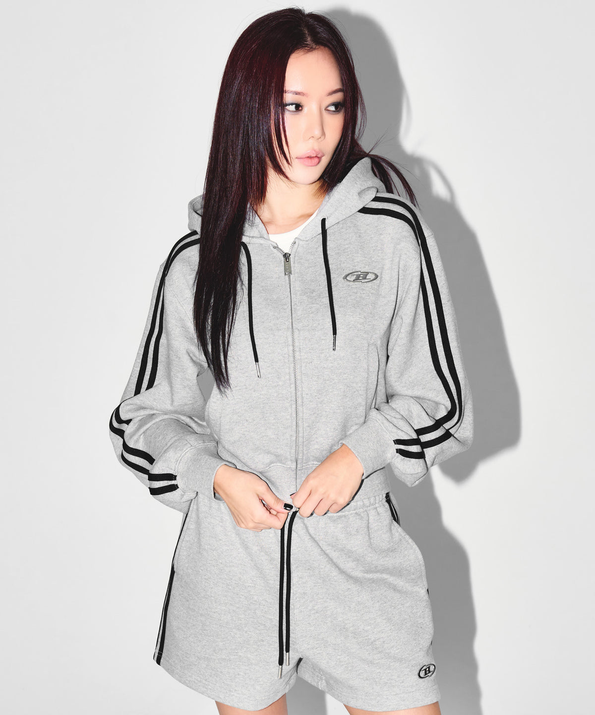 【韓国限定】 W CHROME B TRACK LINE CROP HOODIE ZIP-UP [MELANGE GREY]