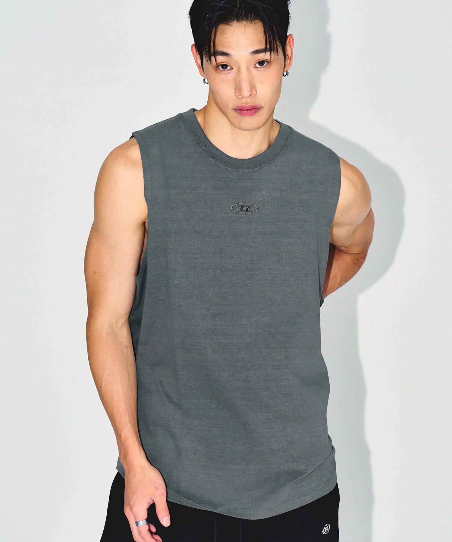 【予約販売：ご注文より1～3週間後に発送予定】SILVER B PIGMENT DYING SLEEVELESS [ASHED GREEN]