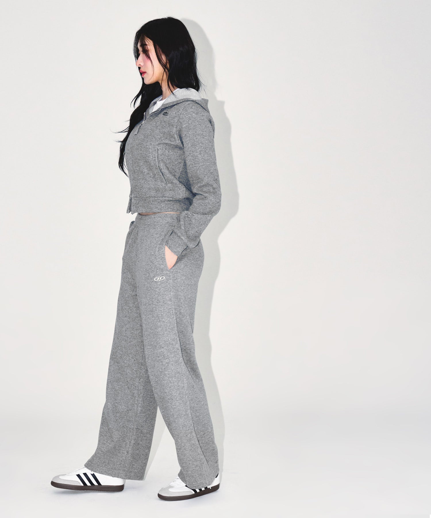 【予約販売：ご注文より1～3週間後に発送予定】W KNIT LIKE SEMI CROP HOODIE ZIP-UP [MELANGE GREY]