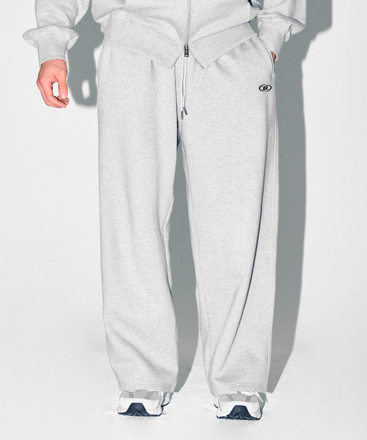【韓国限定】CHROME B FLEECE SEMI WIDE PANTS [MELANGE GREY]