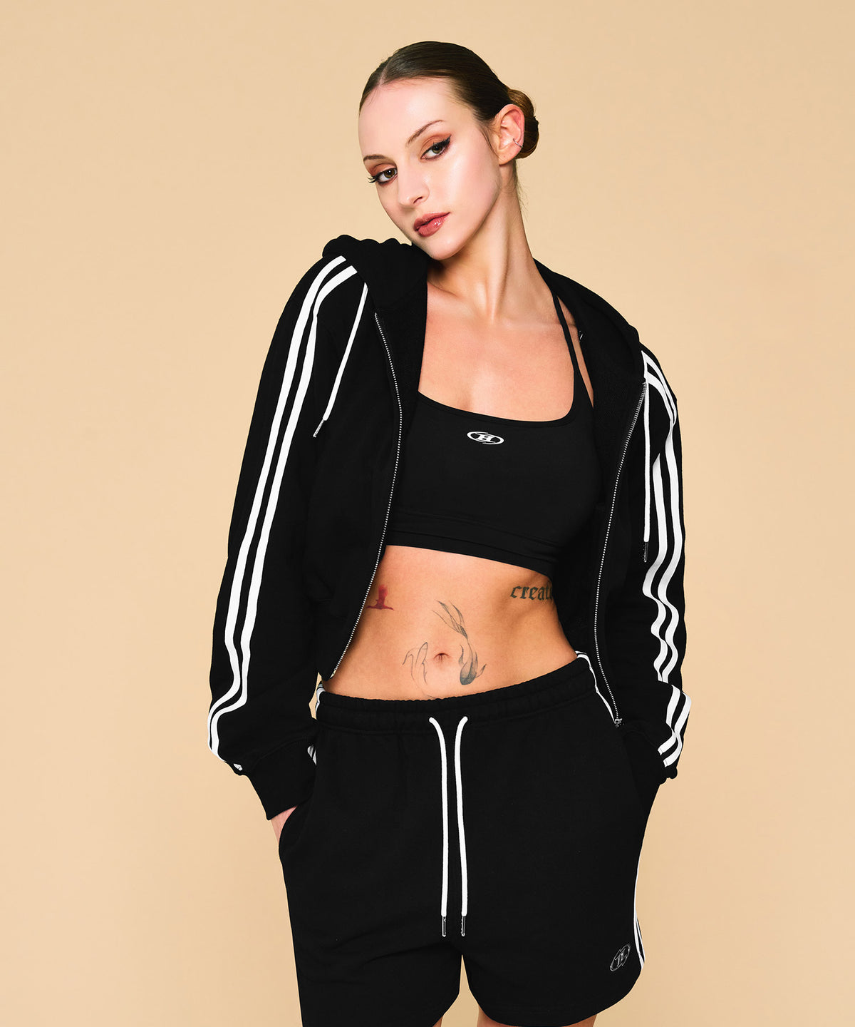 【韓国限定】 W CHROME B TRACK LINE CROP HOODIE ZIP-UP [BLACK]