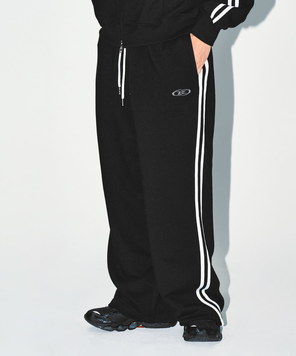 【韓国限定】CHROME B TRACK LINE SEMI WIDE PANTS [BLACK]